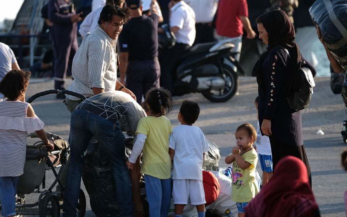Στο λιμάνι του Πειραιά 76 μετανάστες και πρόσφυγες από νησιά του Αιγαίου