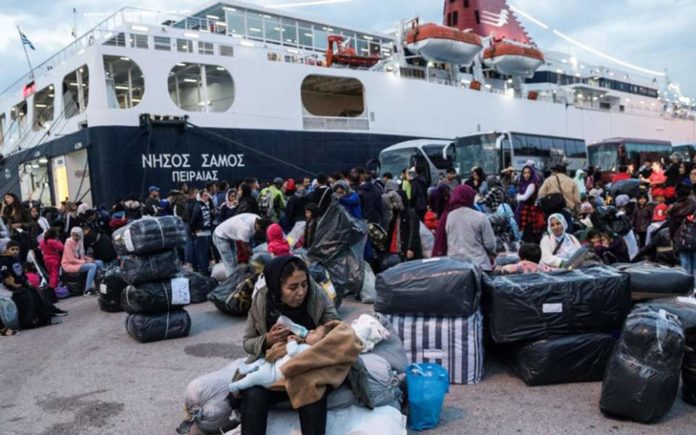 Στο λιμάνι του Πειραιά μετανάστες και πρόσφυγες από Λέσβο, Χίο και Λέρο