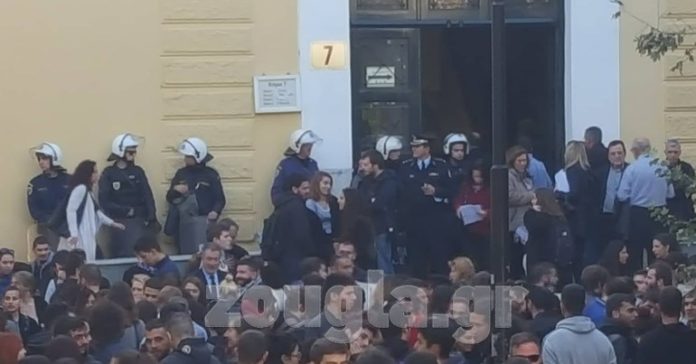 Συγκέντρωση φοιτητών στα δικαστήρια της Ευελπίδων για τους συλληφθέντες της ΑΣΟΕΕ