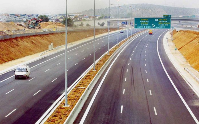Συνεχίζονται οι εργασίες διαγράμμισης και σήμανσης σε κεντρικούς οδικούς άξονες από την Περιφέρεια Αττικής
