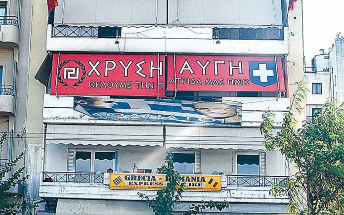 Τετ α τετ εμπρηστών - αστυνομικών στα γραφεία της Χ.Α.