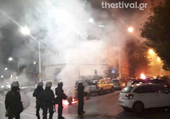 Θεσσαλονίκη: Εριξαν μολότοφ και κάηκαν αυτοκίνητα