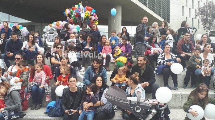 Θεσσαλονίκη: Μητέρες θήλασαν δημοσίως τα μωρά τους