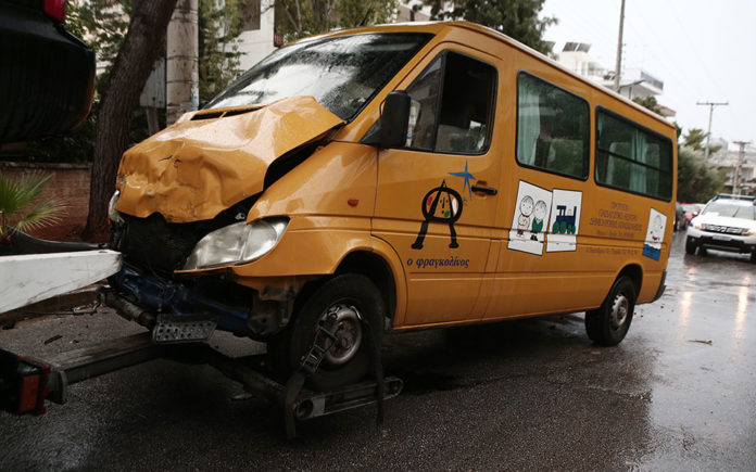 Τροχαίο με σχολικό λεωφορείο στη Βούλα - Πέντε μαθητές τραυματίστηκαν ελαφρά