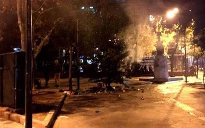 Αγνωστοι έκαψαν ξανά το χριστουγεννιάτικο δέντρο στα Εξάρχεια