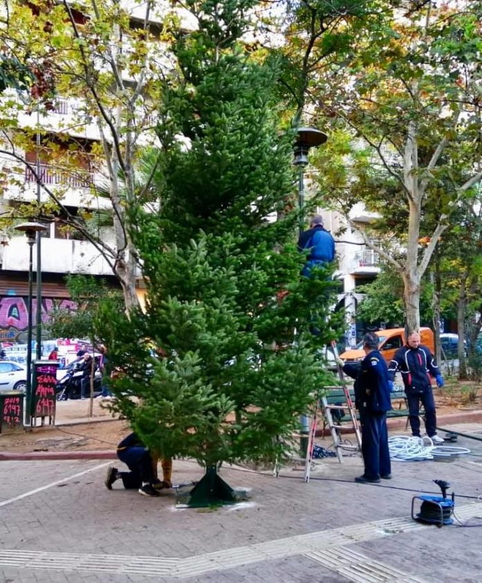 Αγνωστος έβαλε φωτιά στο χριστουγεννιάτικο δέντρο στα Εξάρχεια (φωτογραφία)