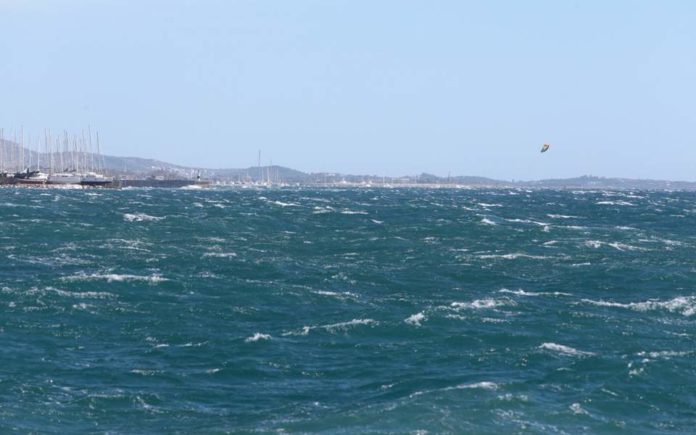 Ακυβέρνητο πλοίο ανοικτά της Λέσβου - Ελικόπτερα Super Puma παρέλαβαν τα μέλη του πληρώματος