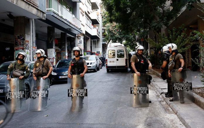 Διακριτικά και κάμερες στα κράνη των ΜΑΤ