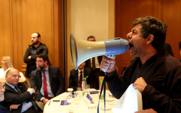 Ενταση και χημικά στο Ζάππειο - Εισβολή της ΟΕΝΓΕ σε ημερίδα για τις ΣΔΙΤ στην Υγεία