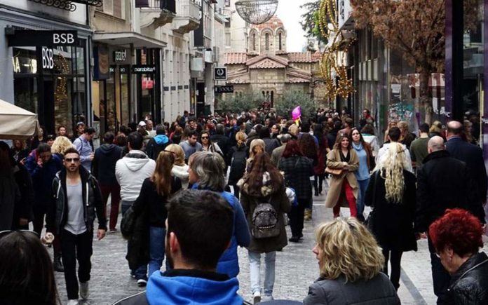 Εορταστική ατμόσφαιρα στην αγορά με καλοκαιρία και ανοικτά καταστήματα