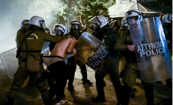 Επέτειος Γρηγορόπουλου : Η Τατιάνα Μπόλαρη για το ντοκουμέντο με ημίγυμνο διαδηλωτή