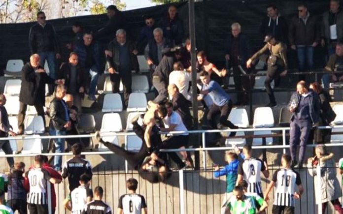 Επεισόδια και τραυματισμοί μεταξύ φιλάθλων σε ποδοσφαιρικό αγώνα Γ’ Εθνικής (βίντεο)
