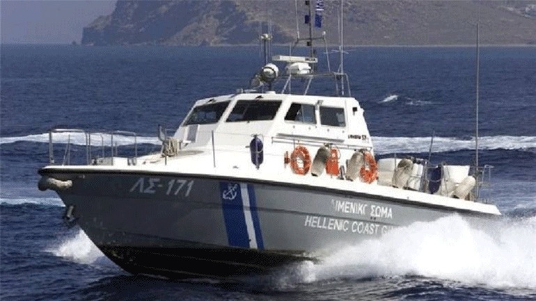 Αίσιο τέλος στην περιπέτεια των τριών σέρφερ στον Σχοινιά - Μεταφέρθηκαν σώοι στη στεριά