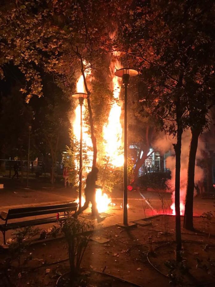 Εξάρχεια : Παρανάλωμα πυρός για δεύτερη φορά το χριστουγεννιάτικο δέντρο