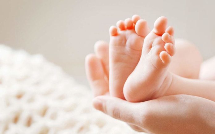 Γεννάμε λιγότερα παιδιά, σε μεγαλύτερη ηλικία