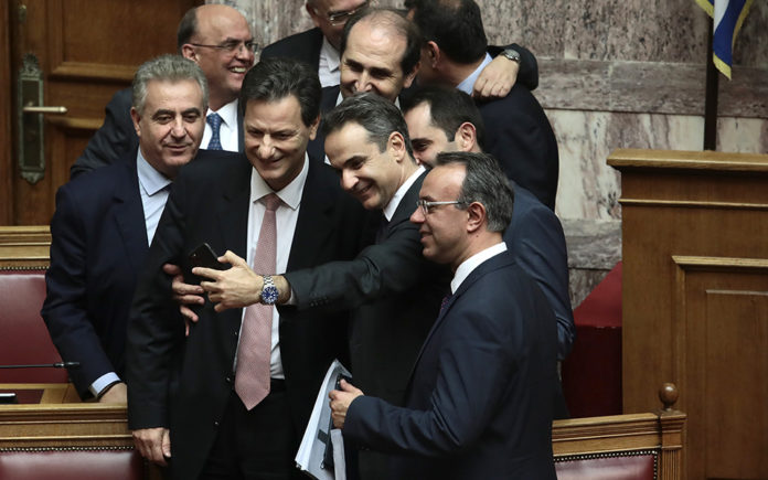 Η σέλφι Μητσοτάκη στη Βουλή μετά την κύρωση του προϋπολογισμού (φωτογραφία)