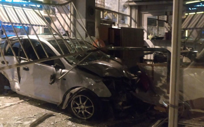 ΙΧ παρέσυρε τρία οχήματα και καρφώθηκε σε κατάστημα στον Κολωνό (φωτογραφίες)