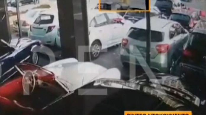 Εικόνες - σοκ από θανατηφόρο τροχαίο στη Συγγρού: Αναζητείται ο οδηγός πολυτελούς τζιπ