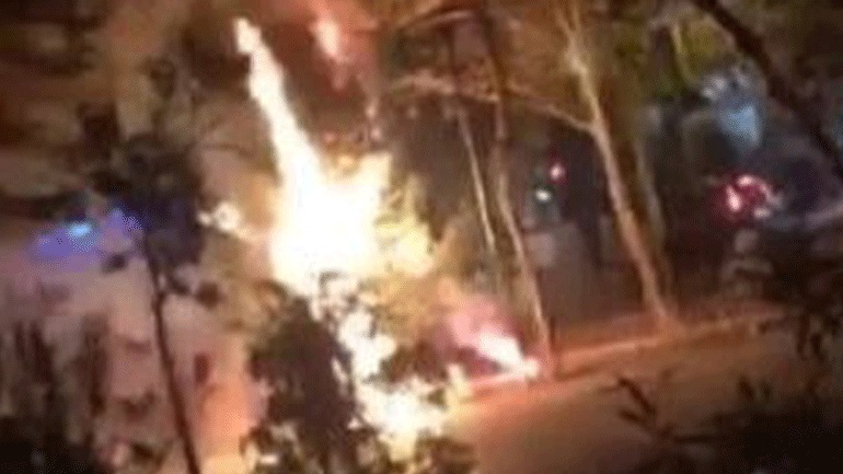 Κάηκε το δεύτερο χριστουγεννιάτικο δέντρο στα Εξάρχεια