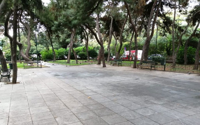 Καθαρισμός σε πέντε πλατείες στους Αμπελόκηπους (Φωτογραφίες)