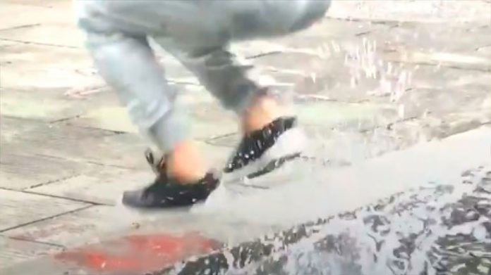 Και όμως γίνεται: Δάσκαλος Κουνγκ Φου περπατά στο νερό