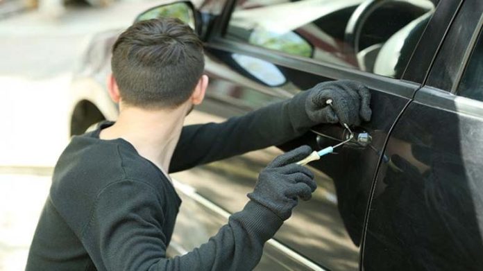 Μια εβδομάδα μετά την αποφυλάκισή του έσπασε και έκλεψε έξι αυτοκίνητα...