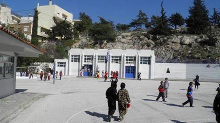 Ο δήμαρχος της Ανατολικής Σάμου κλείνει τα σχολεία