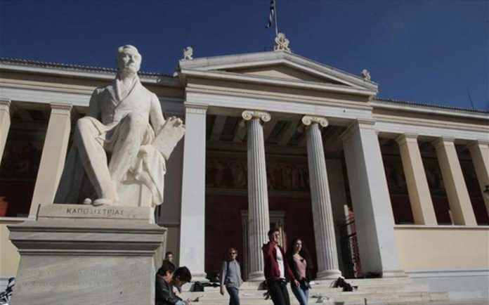Όλο και λιγότερα διδακτορικά από τα ελληνικά πανεπιστήμια