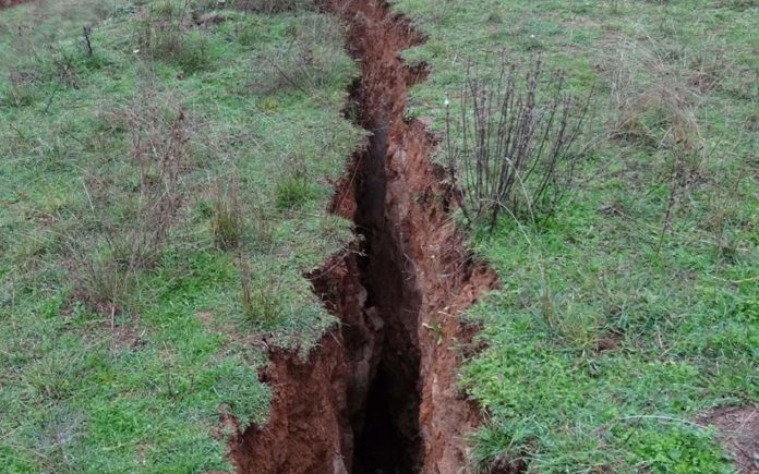 Ρήγματα βάθους δύο μέτρων προκαλούν ανησυχία στην Ελασσόνα