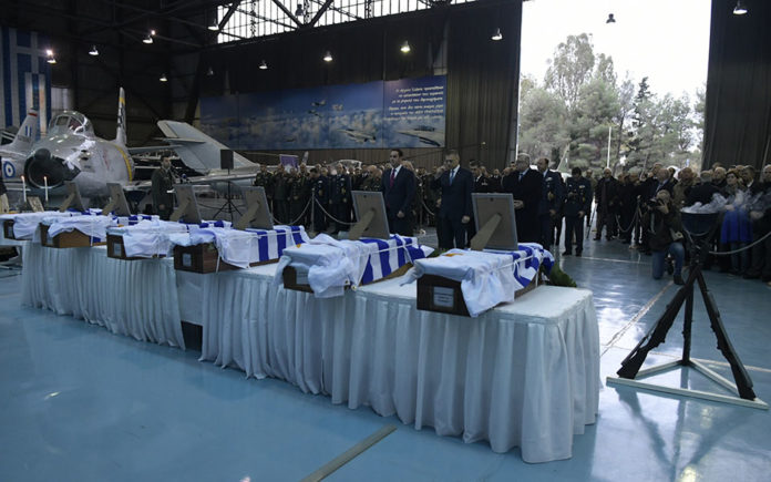 Σε κλίμα συγκίνησης η τελετή υποδοχής των λειψάνων έξι Ελλήνων αγωνιστών της Κύπρου