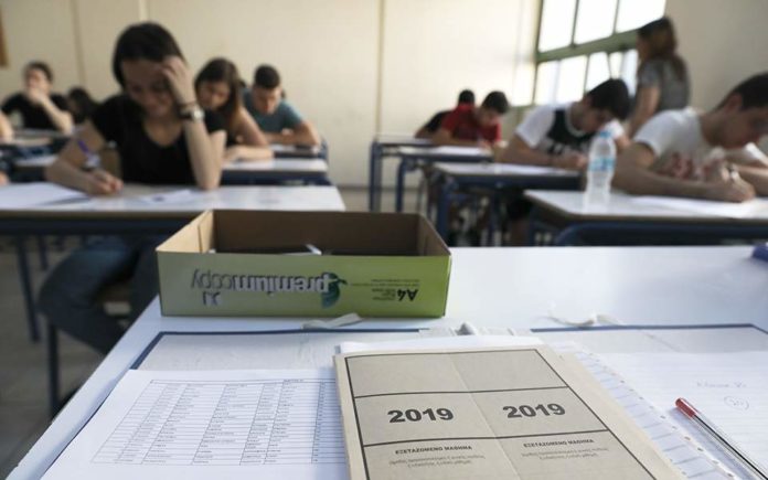 Στα «τυφλά» οι υποψήφιοι των Πανελλαδικών