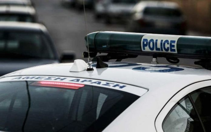 Συνελήφθη ζευγάρι με αρχαία αντικείμενα στον Πειραιά