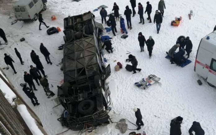 Τραγωδία στη Ρωσία: 19 νεκροί ύστερα από πτώση λεωφορείου από γέφυρα
