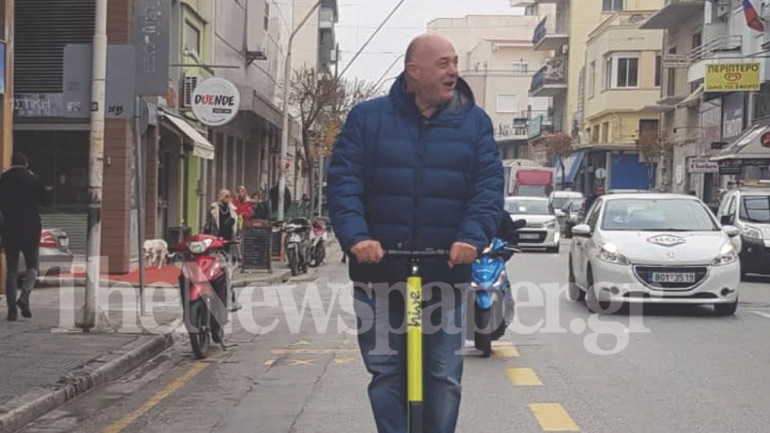 Βόλτα Μπέου με ηλεκτρικό πατίνι στο κέντρο του Βόλου