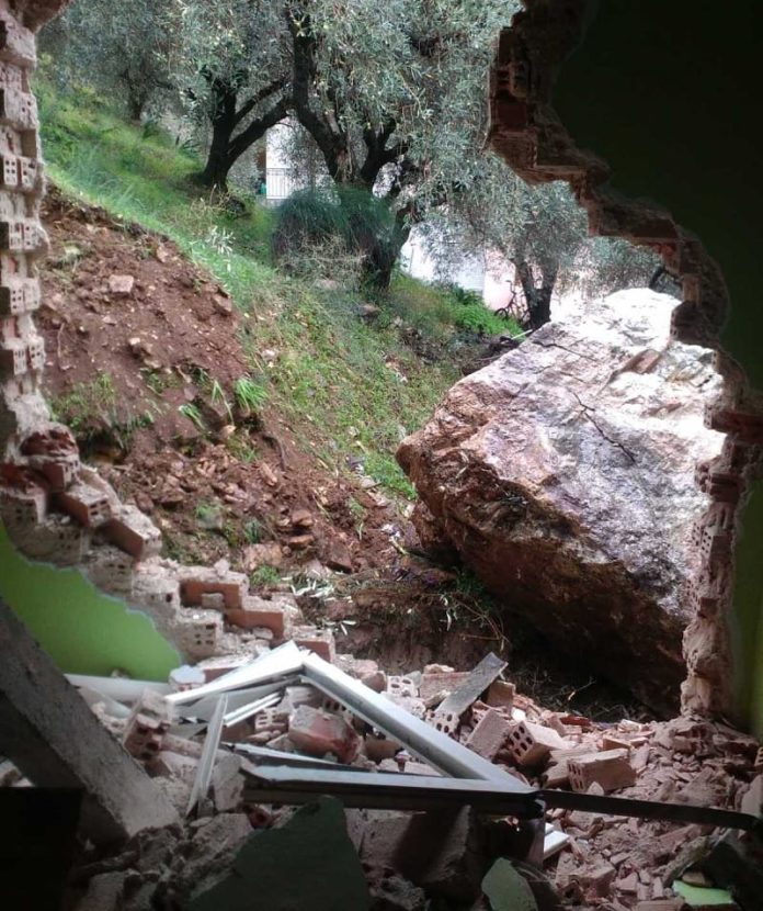 Βράχος αποκολλήθηκε από βουνό και κατέστρεψε σπίτι στην Αρτα (φωτογραφίες)