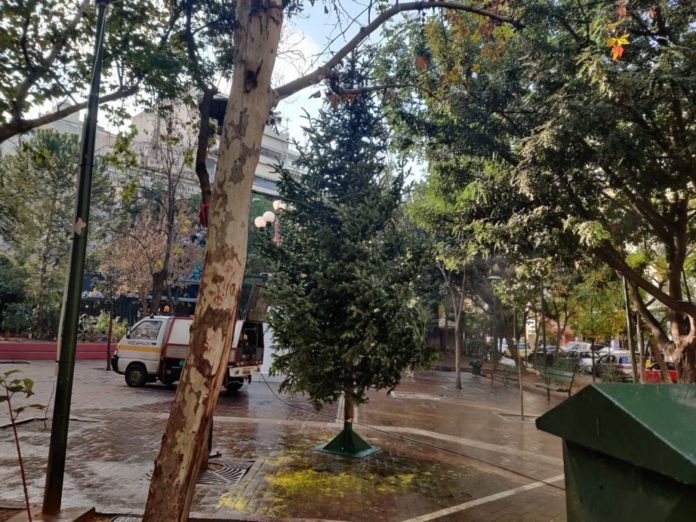 Ξαναστήθηκε χριστουγεννιάτικο δέντρο στα Εξάρχεια (φωτογραφίες)