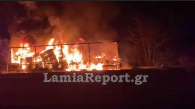 Φωτιά σε φορτηγό στην Ε.Ο. Αθηνών - Λαμίας - Με δυσκολία η κίνηση των αυτοκινήτων