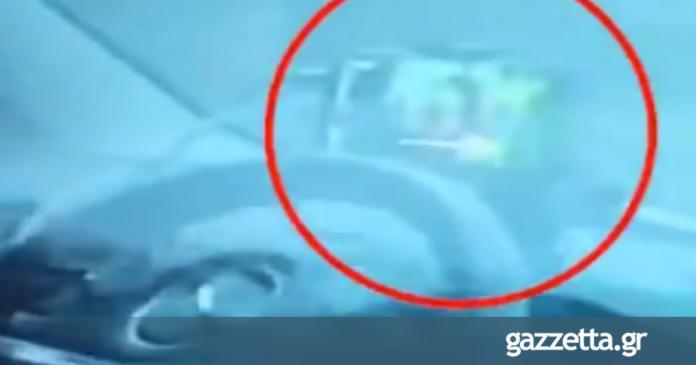 Η στιγμή που η αστυνομία «τσακώνει» οδηγό να βλέπει τηλεόραση στο κινητό του (vid)