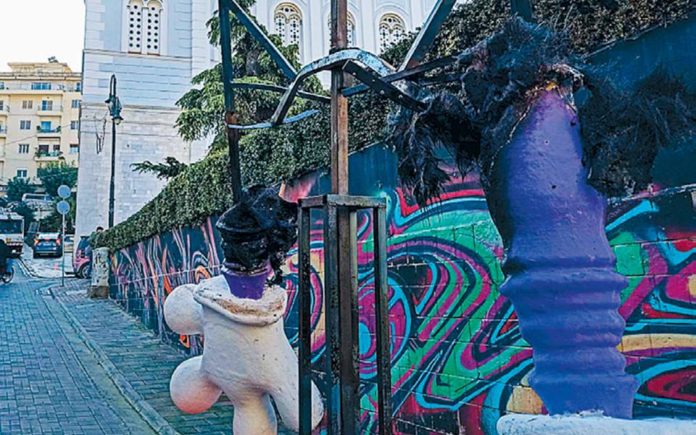 Ιερέας τα έβαλε με «μπάστακες»