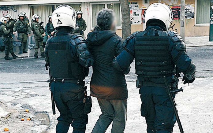 Καταθέσεις αστυνομικών για Κουκάκι: «Δεχθήκαμε τσιμεντόλιθους, περιττώματα..