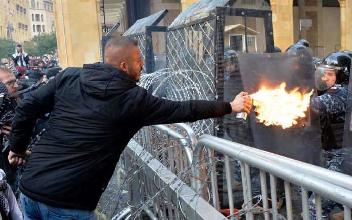 Λίβανος: Περισσότεροι από 220 τραυματίες σε συγκρούσεις μεταξύ διαδηλωτών και δυνάμεων της τάξης