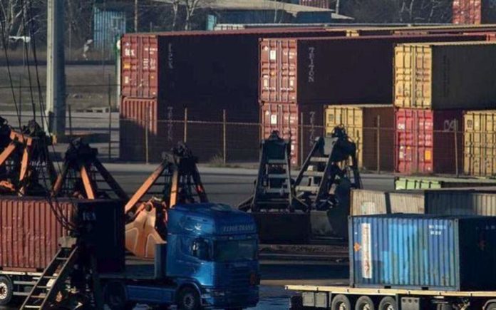 Μετανάστες βρέθηκαν κλειδωμένοι μέσα σε κοντέινερ στη Θεσσαλονίκη