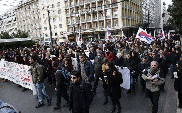 Πορεία εκπαιδευτικών κατά των κολεγίων - Κλειστό το κέντρο