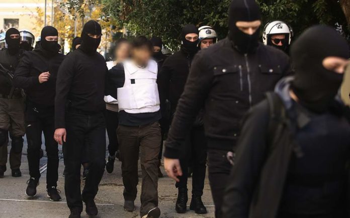 Προφυλακιστέος ο «τοξοβόλος» και οι δύο συλληφθείσες