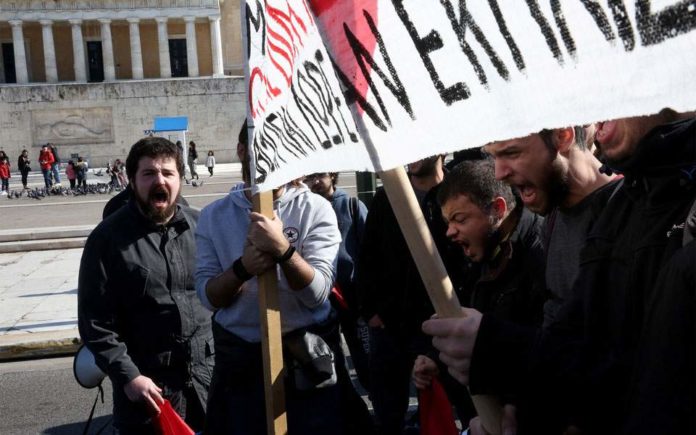 Σε εξέλιξη συλλαλητήριο εκπαιδευτικών και φοιτητών στο κέντρο της Αθήνας