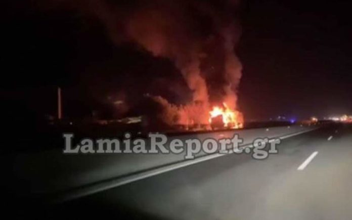 Στις φλόγες νταλίκα στην εθνική οδό - Κλειστό το ρεύμα προς Λαμία (βίντεο)