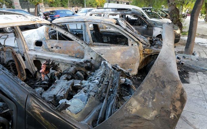 Στόχος εμπρηστών τέσσερα οχήματα στο Κολωνάκι - Εννέα προσαγωγές