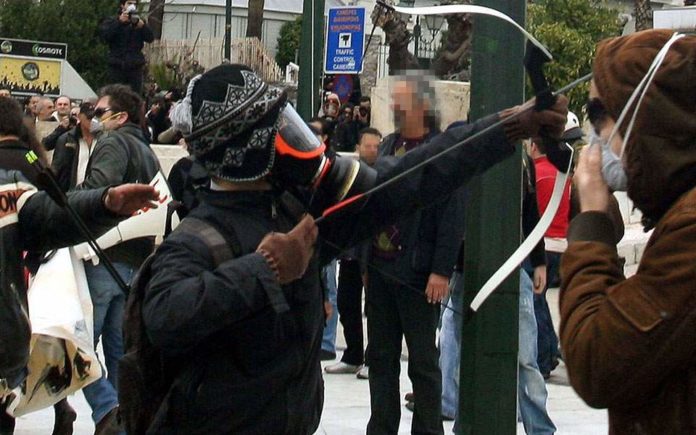 Συνελήφθη ο «τοξοβόλος του Συντάγματος» και μία συνεργός της Πόλας Ρούπα - Βρέθηκε βαρύς οπλισμός