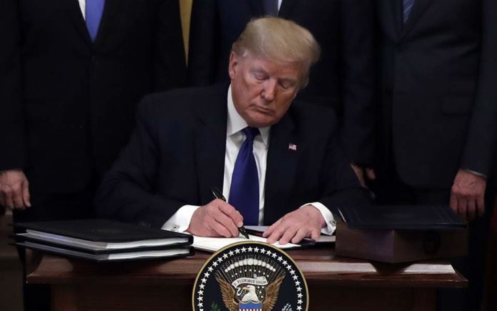 Washington Post: Ο Τραμπ απείλησε την ΕΕ με δασμούς αν δεν άλλαζε στάση απέναντι στο Ιράν