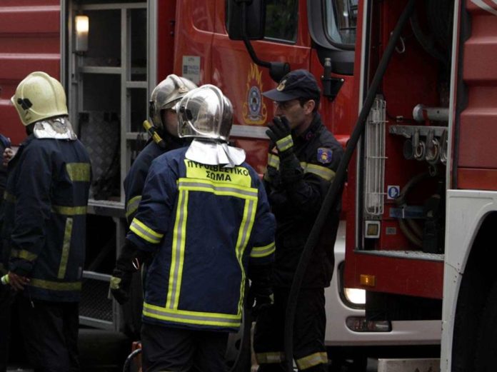 Υπό έλεγχο η φωτιά σε διαμέρισμα στα Μελλίσια – Απεγκλώβισαν παιδάκι 1,5 ετών